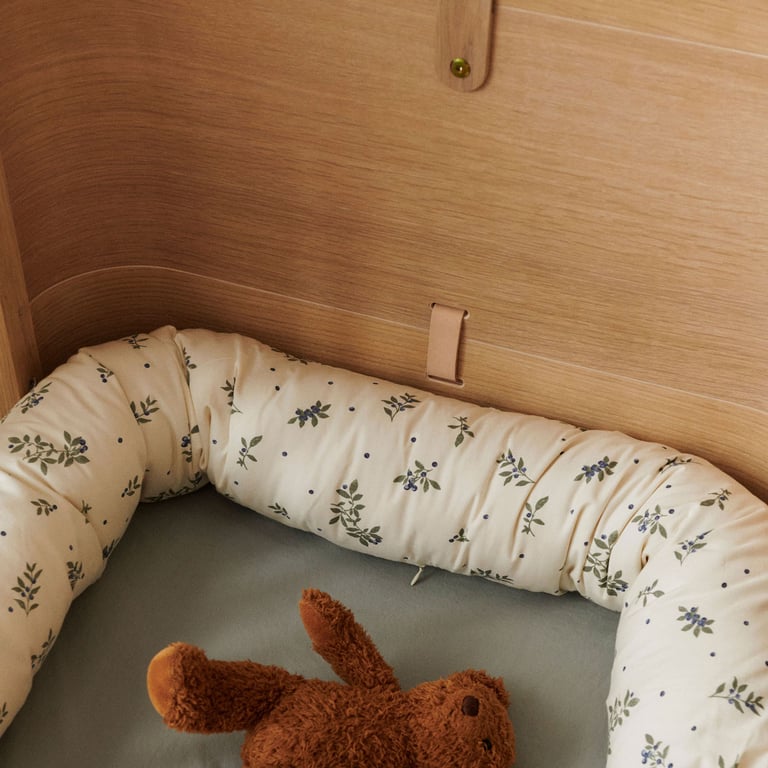 Dear April Bettschlange, Blueberries Lifestylebild