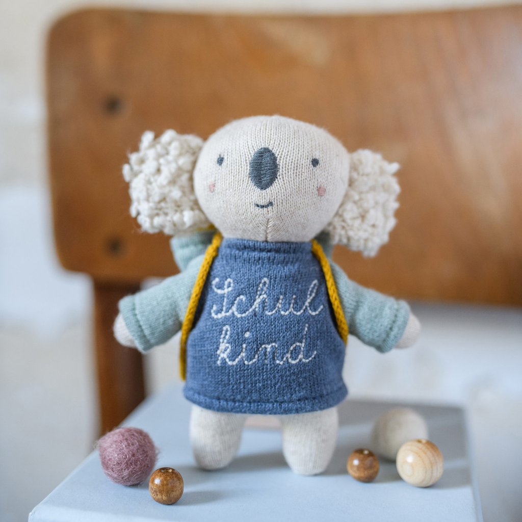Ava & Yves Kuscheltier Koala Schulkind mit Schulranzen und Shirt in blau/ hellblau