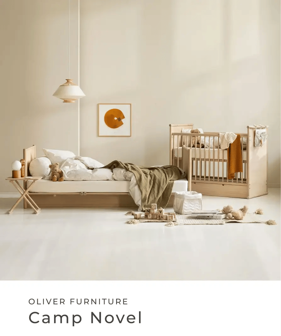 Helles Kinderzimmer mit Kinderbett, Babybett, Spielzeug und natürlichen Holzmöbeln. Oliver Furniture: Camp Novel.