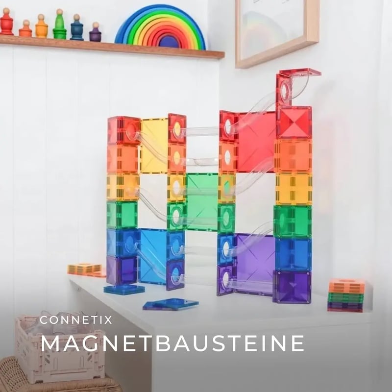 die bunten Magnetbausteine von Connetix sind zu einer Murmelbahn zusammengebaut