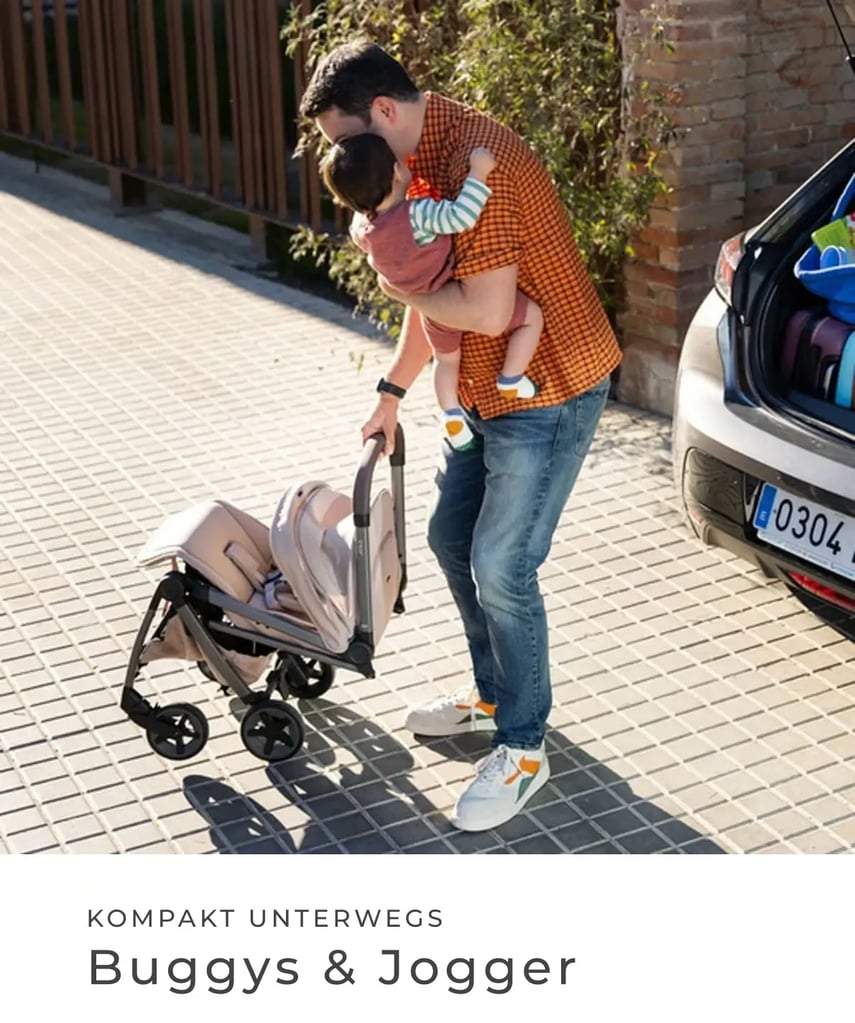 Kompakt unterwegs: Buggys & Jogger. Vater hält ein Kleinkind auf dem Arm und schiebt einen kompakten Buggy neben einem geöffneten Auto.