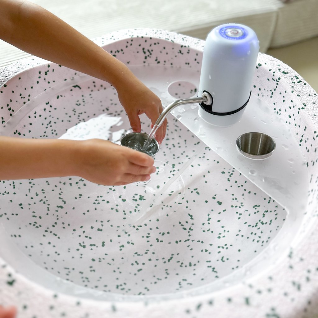 Igelkind Grow Britschelplatte mit Wasserhahn und 2 Schüttbechern