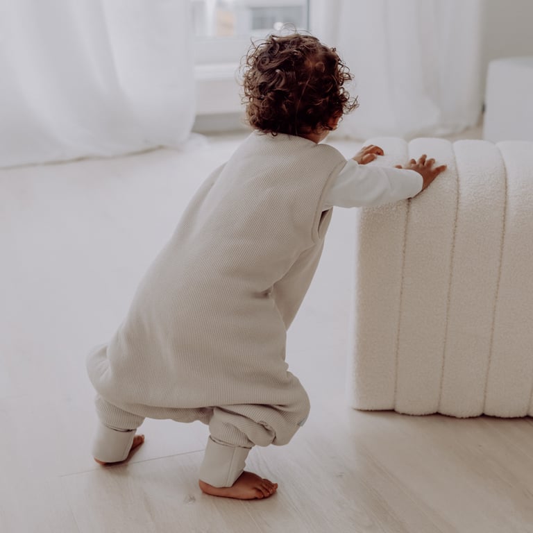 Emma & Noah x Baby Kochs Love Edition Schlafsack mit Füßen Essential Beige (1.0 TOG) 1