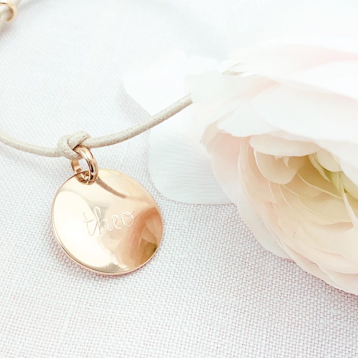 Pelina Bijoux One charm Armband in gold/ individuelle Gravur weisses Band