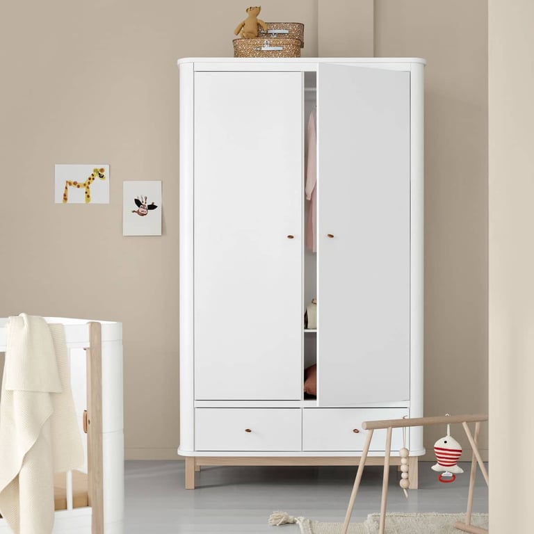Oliver Furniture Wood Kleiderschrank 2-türig Ansicht im Kinderzimmer stehend