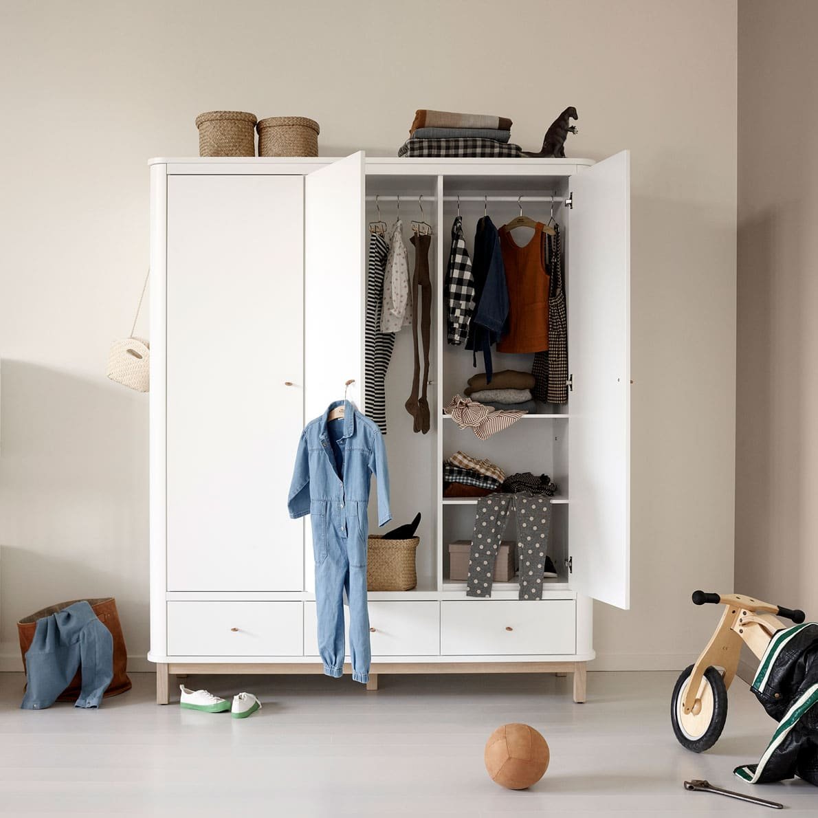 Oliver Furniture Wood Kleiderschrank 3-türig Ansicht offen im Kinderzimmer gefüllt mit Kleidung