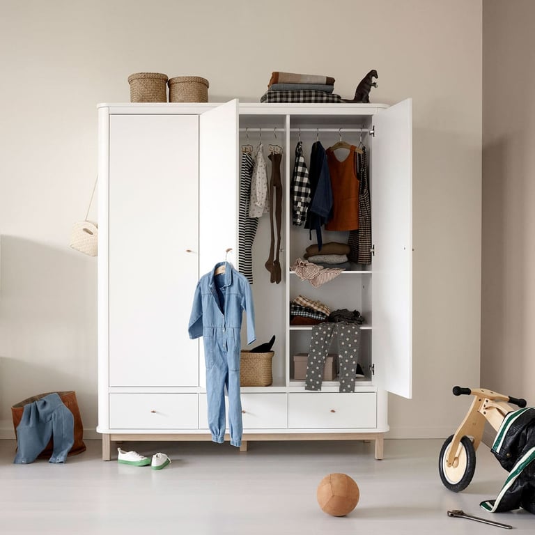 Oliver Furniture Wood Kleiderschrank 3-türig Ansicht offen im Kinderzimmer gefüllt mit Kleidung