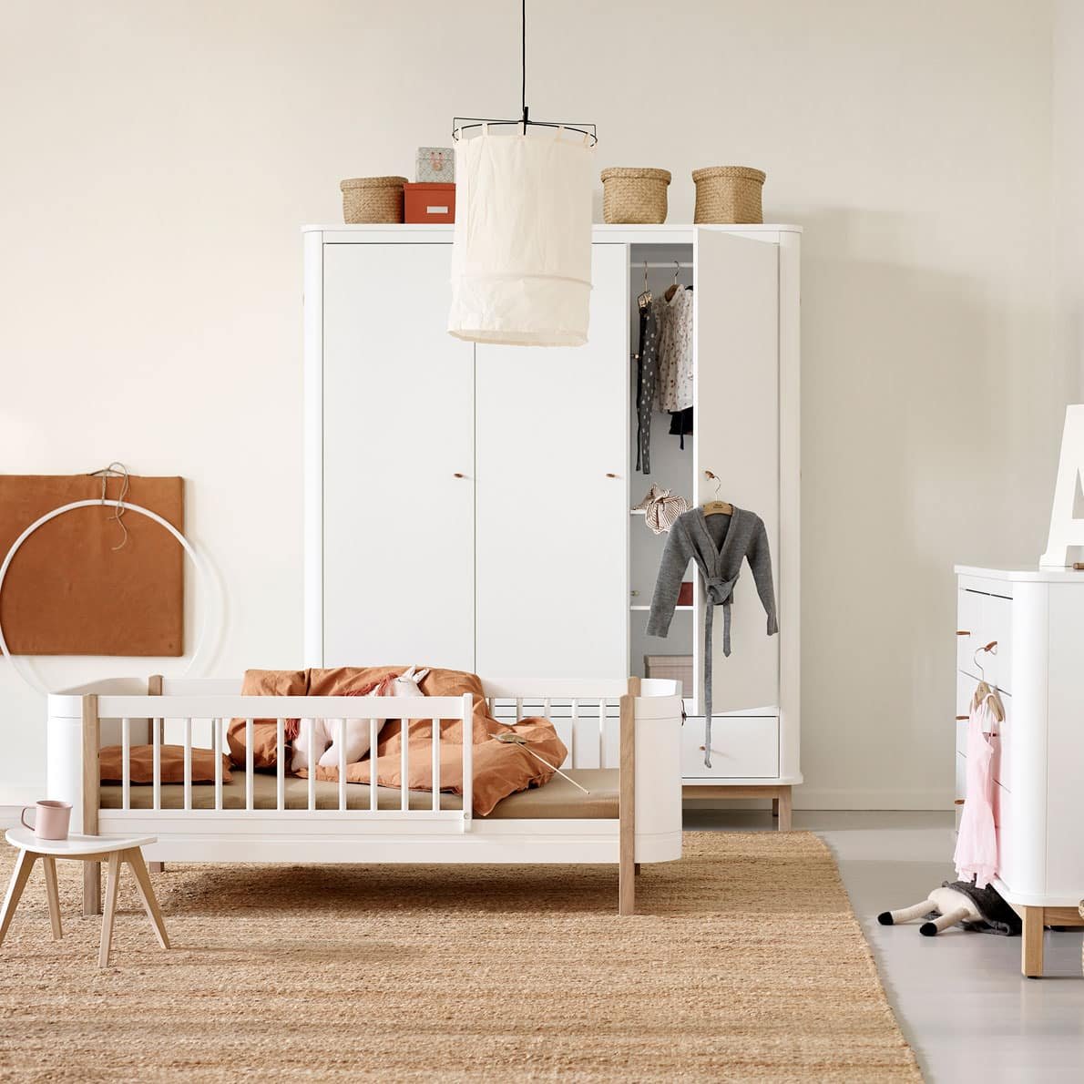 Oliver Furniture Wood Kleiderschrank 3-türig Ansicht im Kinderzimmer mit passendem Bett und Kommode