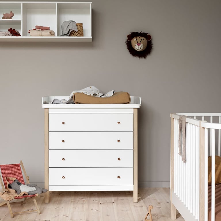 OLIVER FURNITURE WOOD WICKELKOMMODE WEISS/EICHE – 4 GROSSE SCHUBLADEN Ansicht im Kinderzimmer