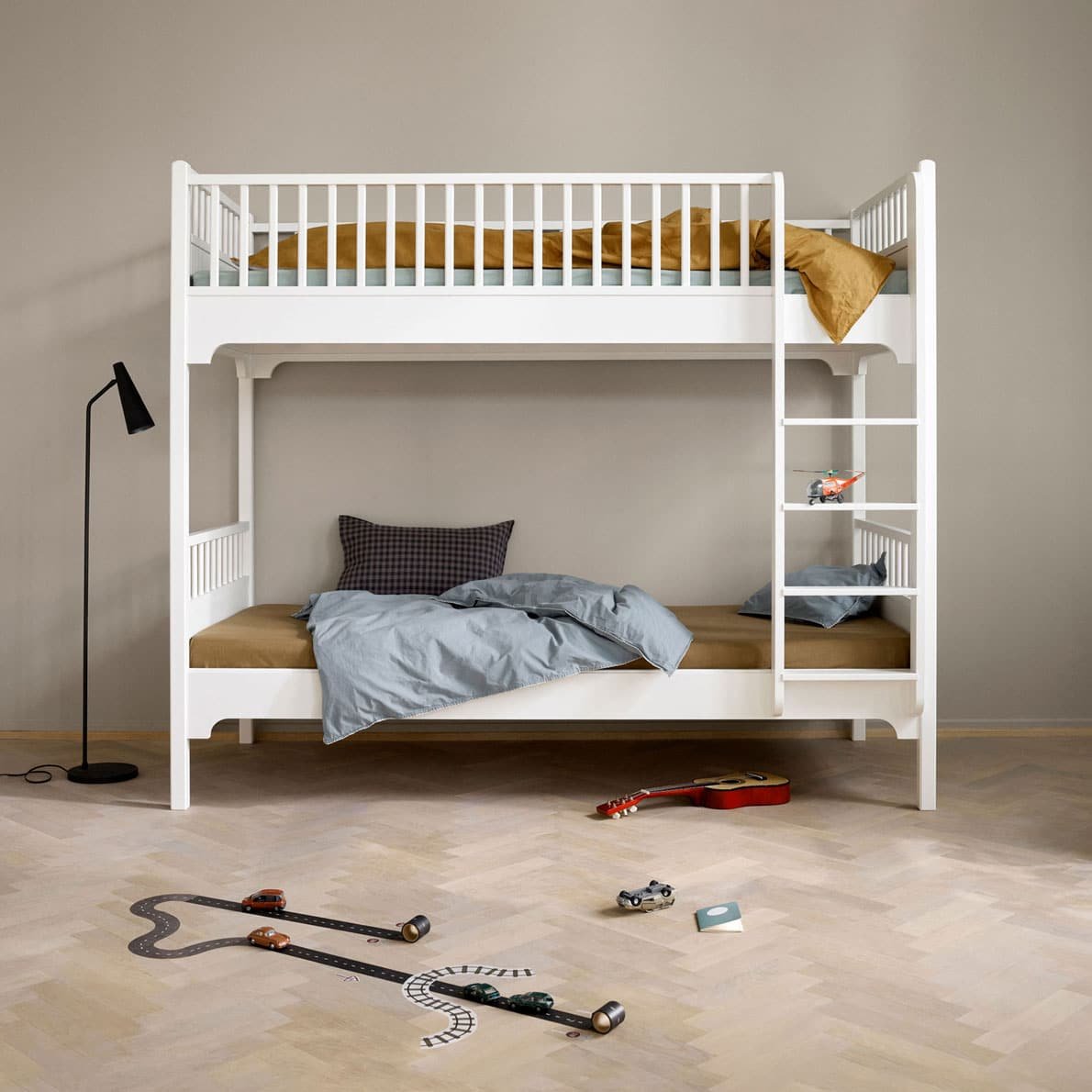 Oliver Furniture Seaside Etagenbett mit gerader Leiter Ansicht im Kinderzimmer