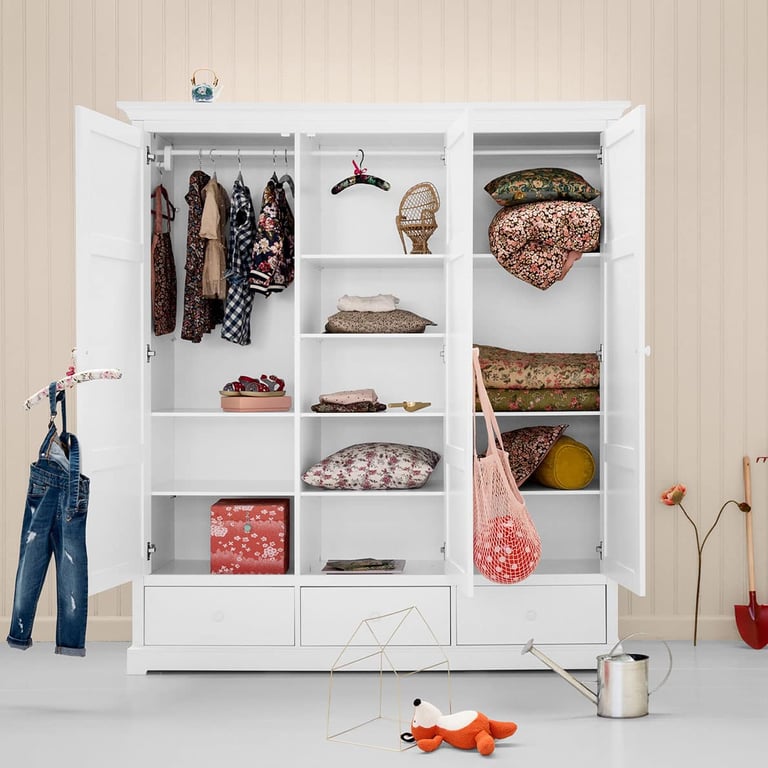 Oliver Furniture Seaside Kleiderschrank mit 3 Türen Ansicht offen im Kinderzimmere, Mit Kleidung befüllt