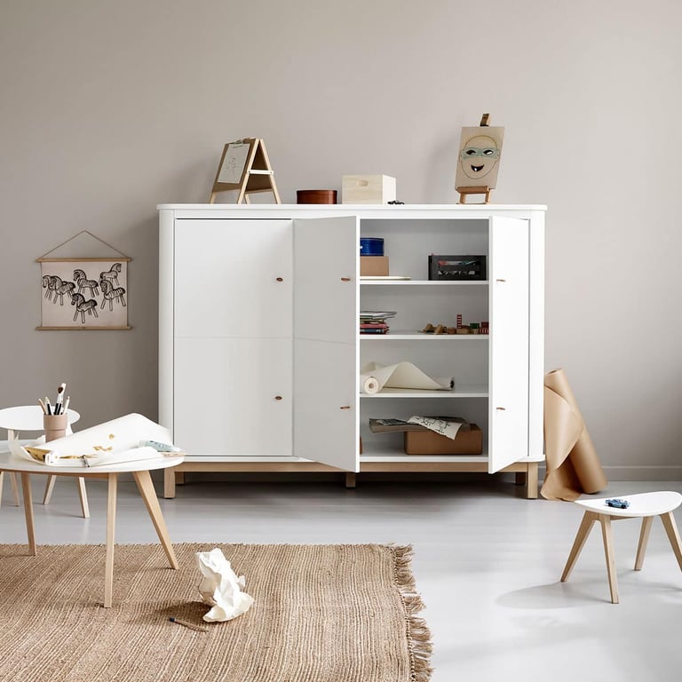 Oliver Furniture Wood Multi-Schrank Ansicht geöffnet im Kinderzimmer