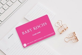 die rosa Clubkarte von Baby Kochs liegt auf einem Schreibtisch