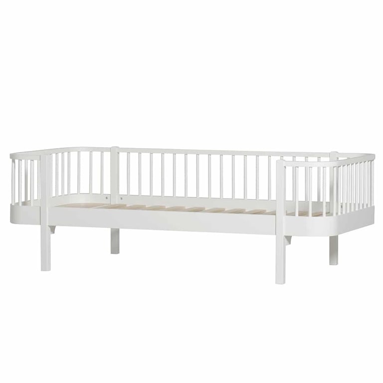 Oliver Furniture Wood Bettsofa weiss