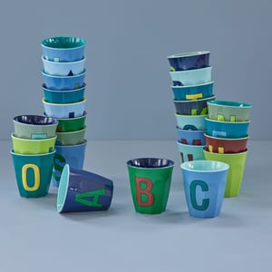 Rice Medium Melamin Becher Alphabet Blautöne