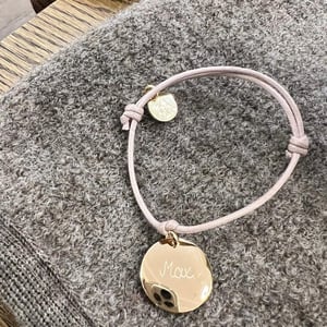 Pelina Bijoux One charm Armband, taupe mit goldenem Anhänger + Namensgravur