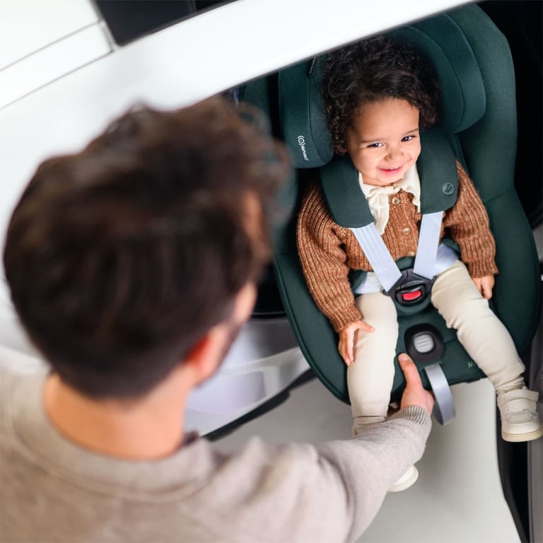 Maxi Cosi Pearl 360 Pro Vater und Tochter einfache Handhabung Slide Funktion