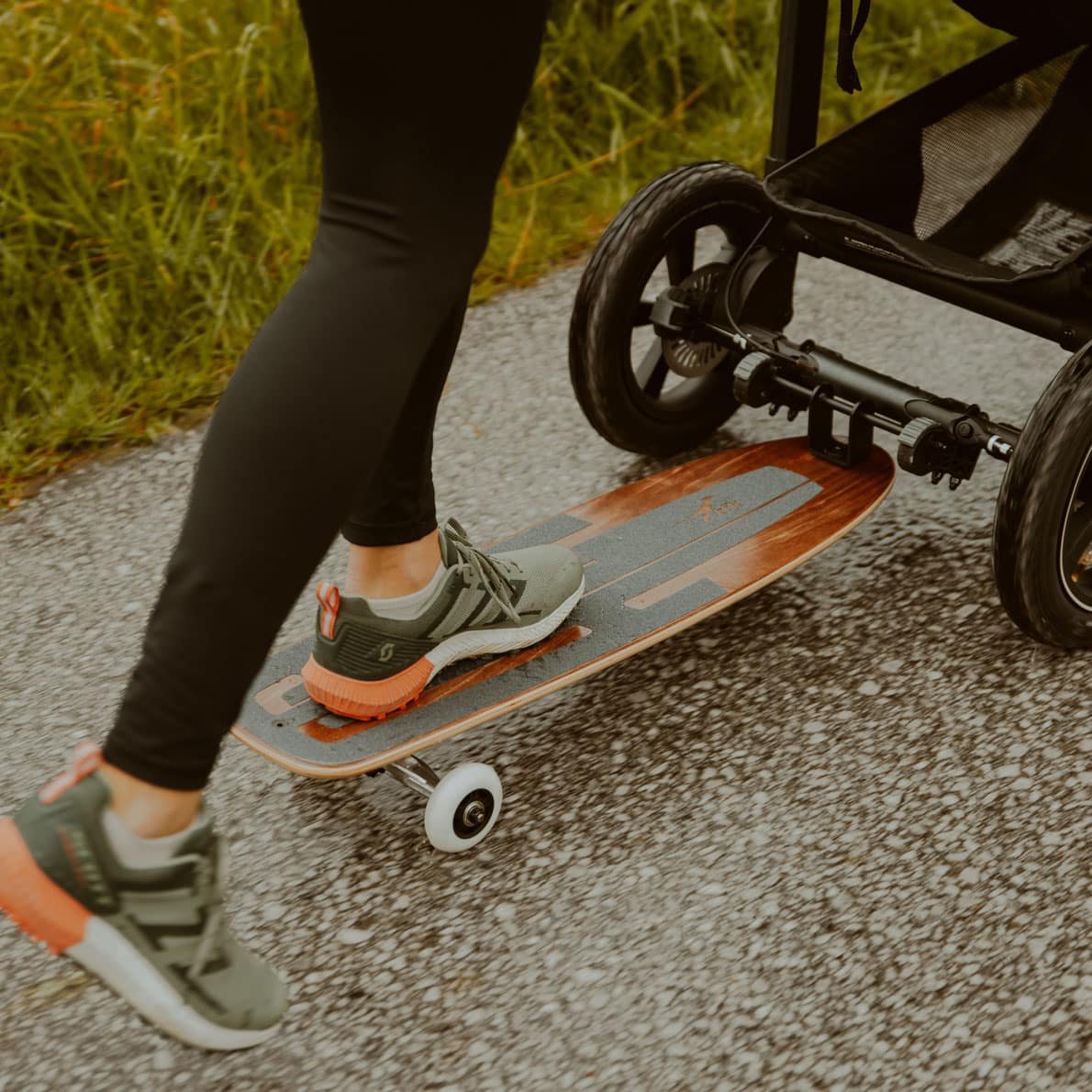 TFK Mamaboard Imagebild Mutter auf Board Detailansicht Board rutschfest