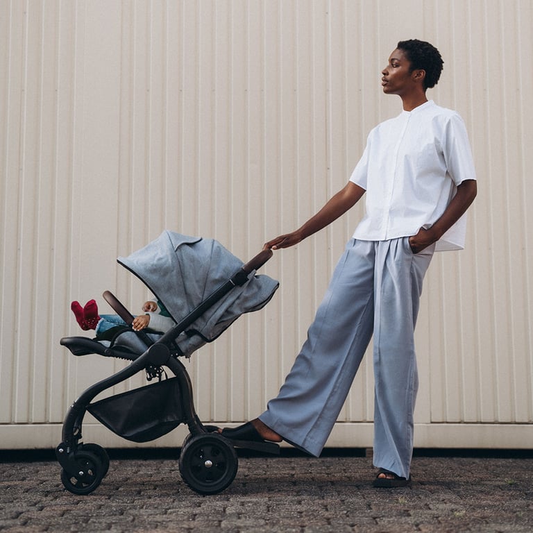 Anglecab A-Series Buggy Mama und Kind unterwegs in Stadt