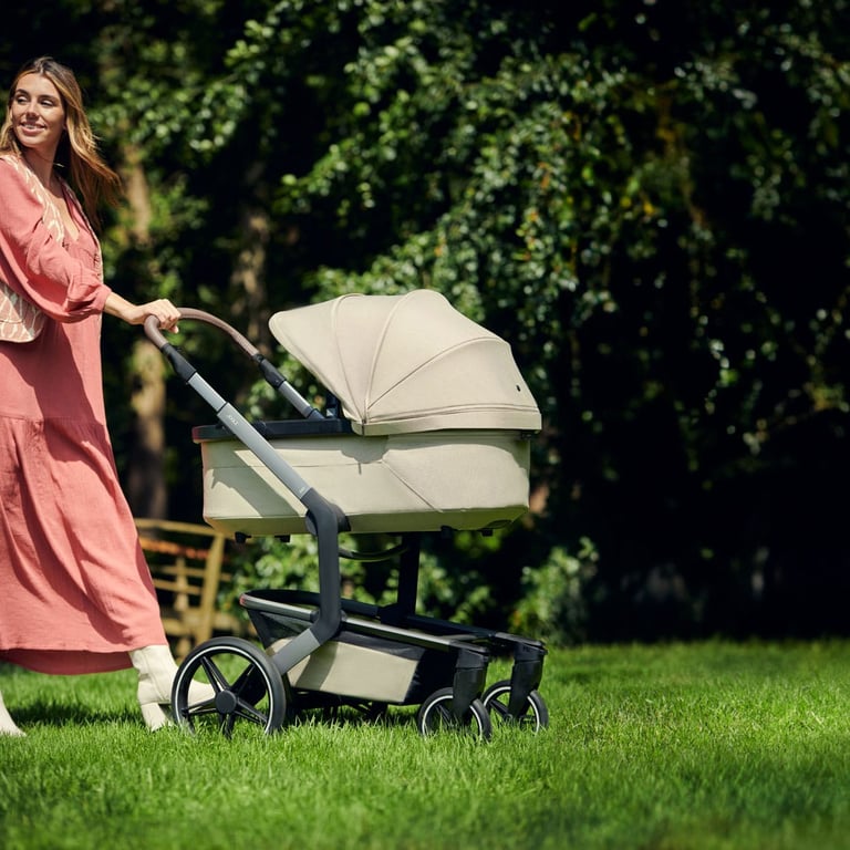 Joolz Day5 Komplett-Set sage green 2 Frau schiebt Kinderwagen