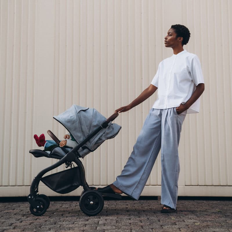 Mutter mit einem Buggy der Angelcab A-Serie