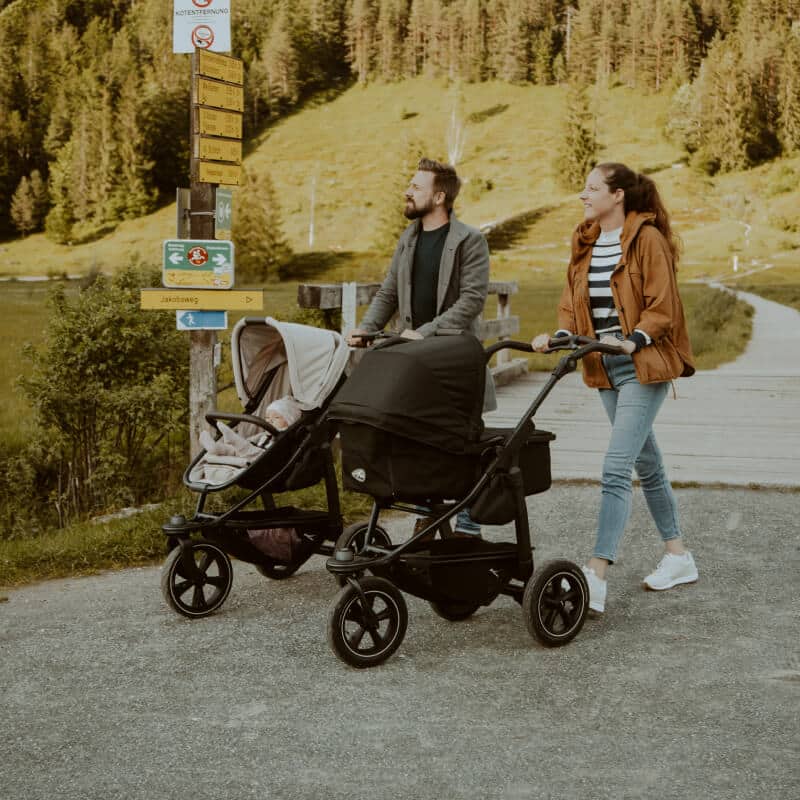 Eltern mit dem TFK Mono 2 Kombikinderwagen