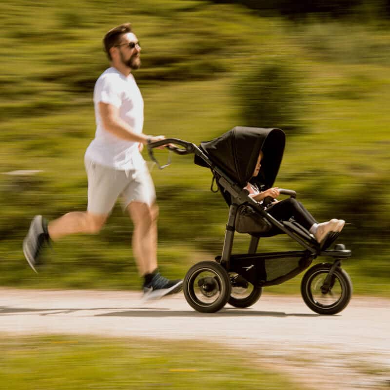 Vater joggt mit seinem Kind im TFK Mono 2 Sportwagen