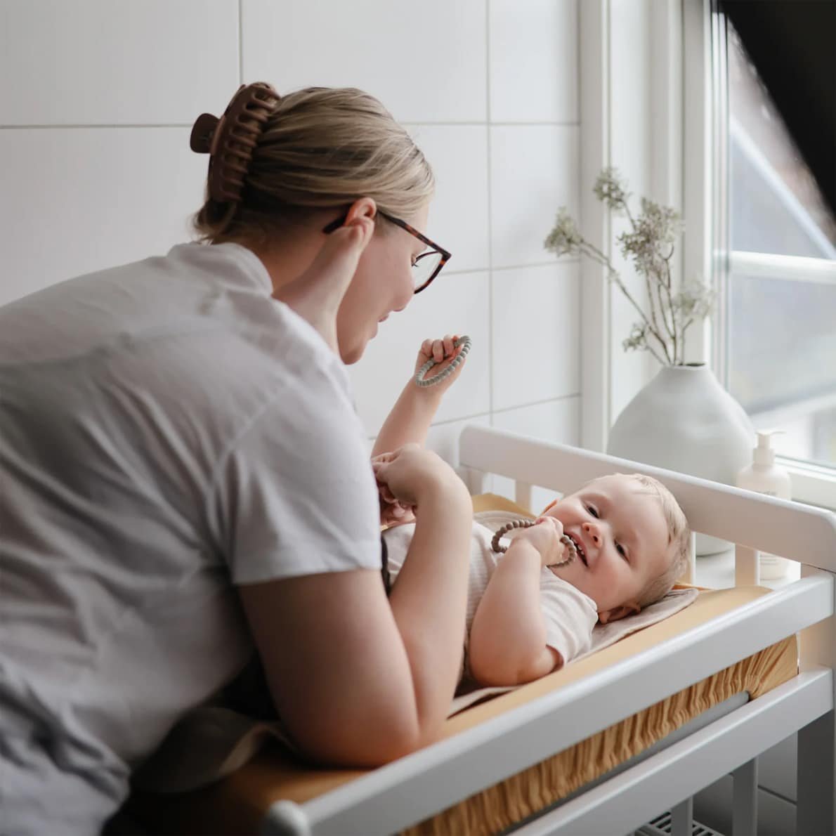 Mushie Pearl Teething Armband – Bild 3