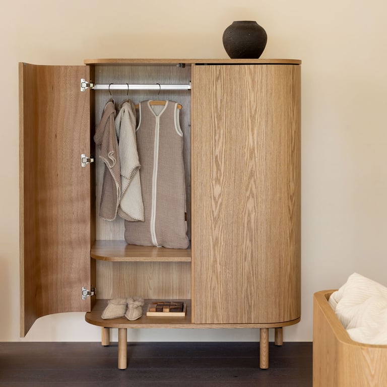 Quax Kleiderschrank 2 Türen Yume 3 im Kinderzimmer eine Tür geöffnet Kleiderstange und ein Regalbrett