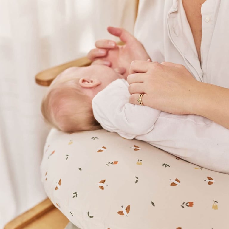 Dear April Stillkissen mit langen Bändern, Songbirds, Ansicht mit Baby