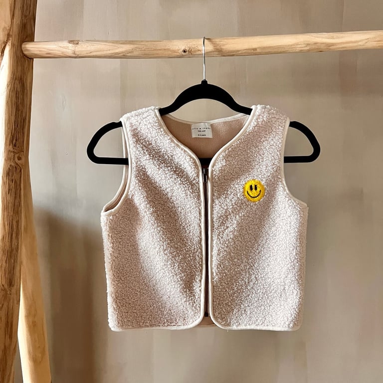 Elle and Rapha Little Teddy Smiley Weste, ecru 2