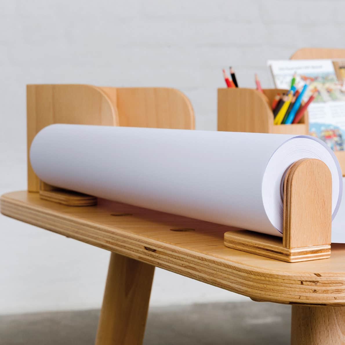 Pure Position Papierrollenhalter mit Zeichenrolle abgebildet, mitwachsender Tisch, Buche geölt