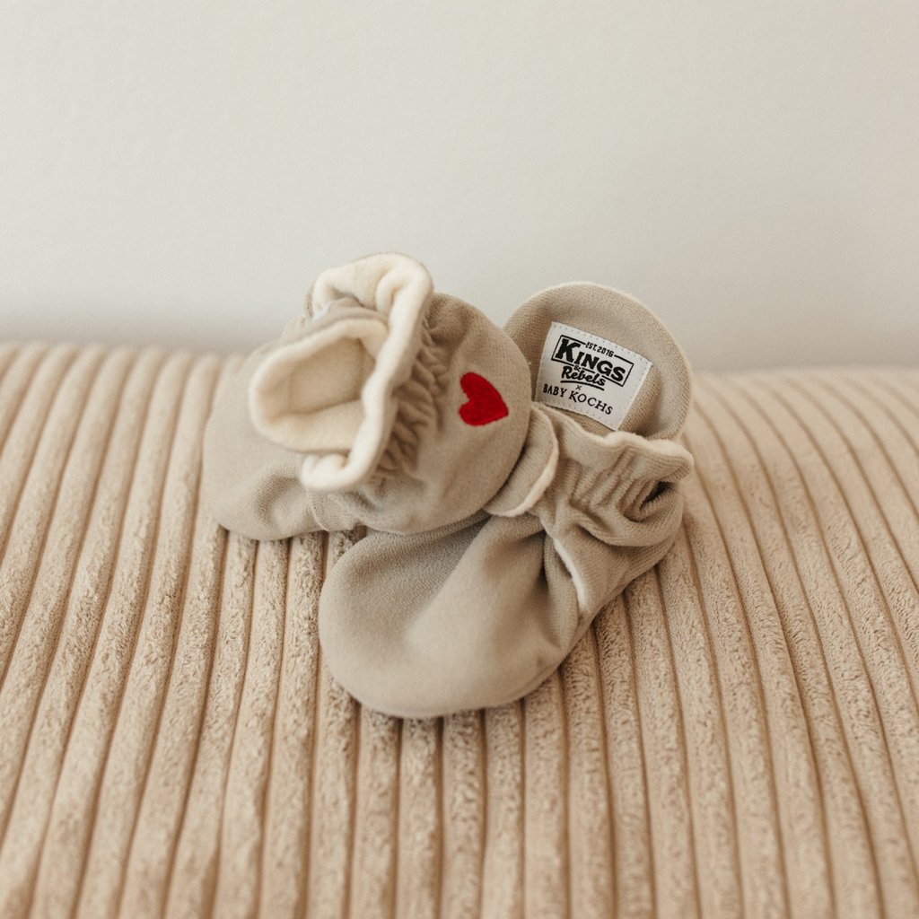 Kings & Rebels x Baby Kochs Baby Booties Love Edition Gamuza, ivory