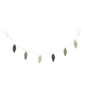 Dear April Girlande, Leaves