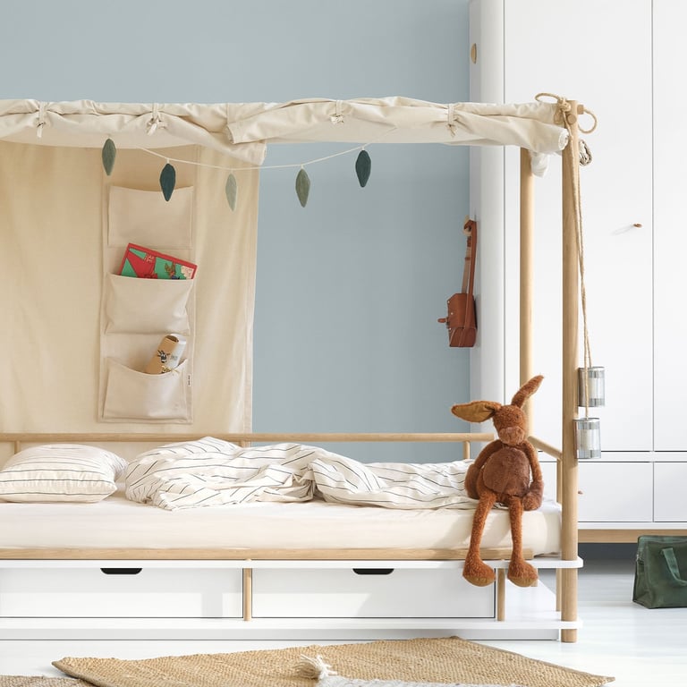 Dear April Girlande, Leaves