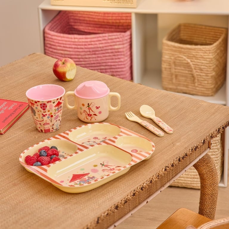 Rice Melamin Kinderteller mit 4er Einteilung Fun Fair Print, pink 1