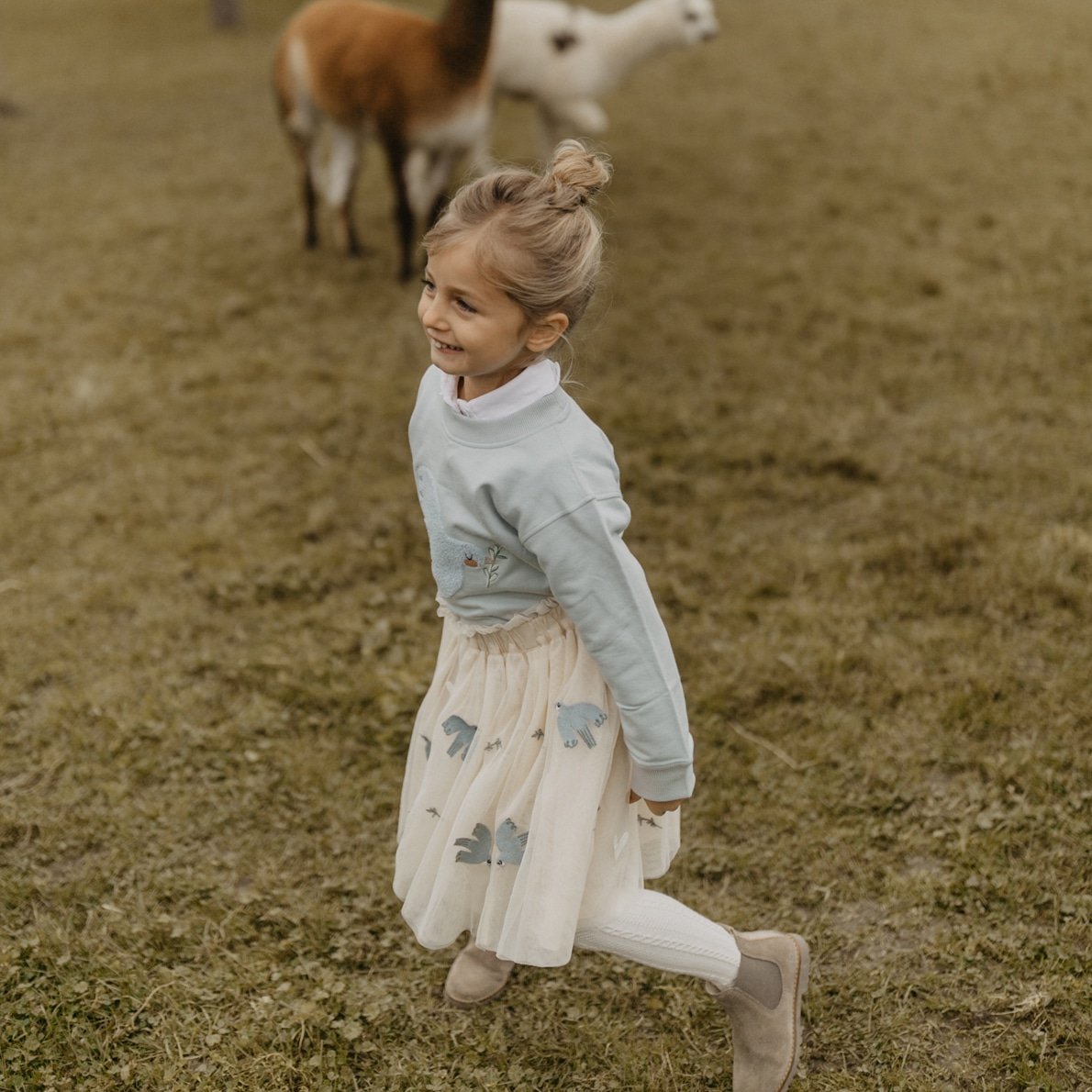 Leevje Sweatshirt Bird mit Rüschensaum, clear blue 1