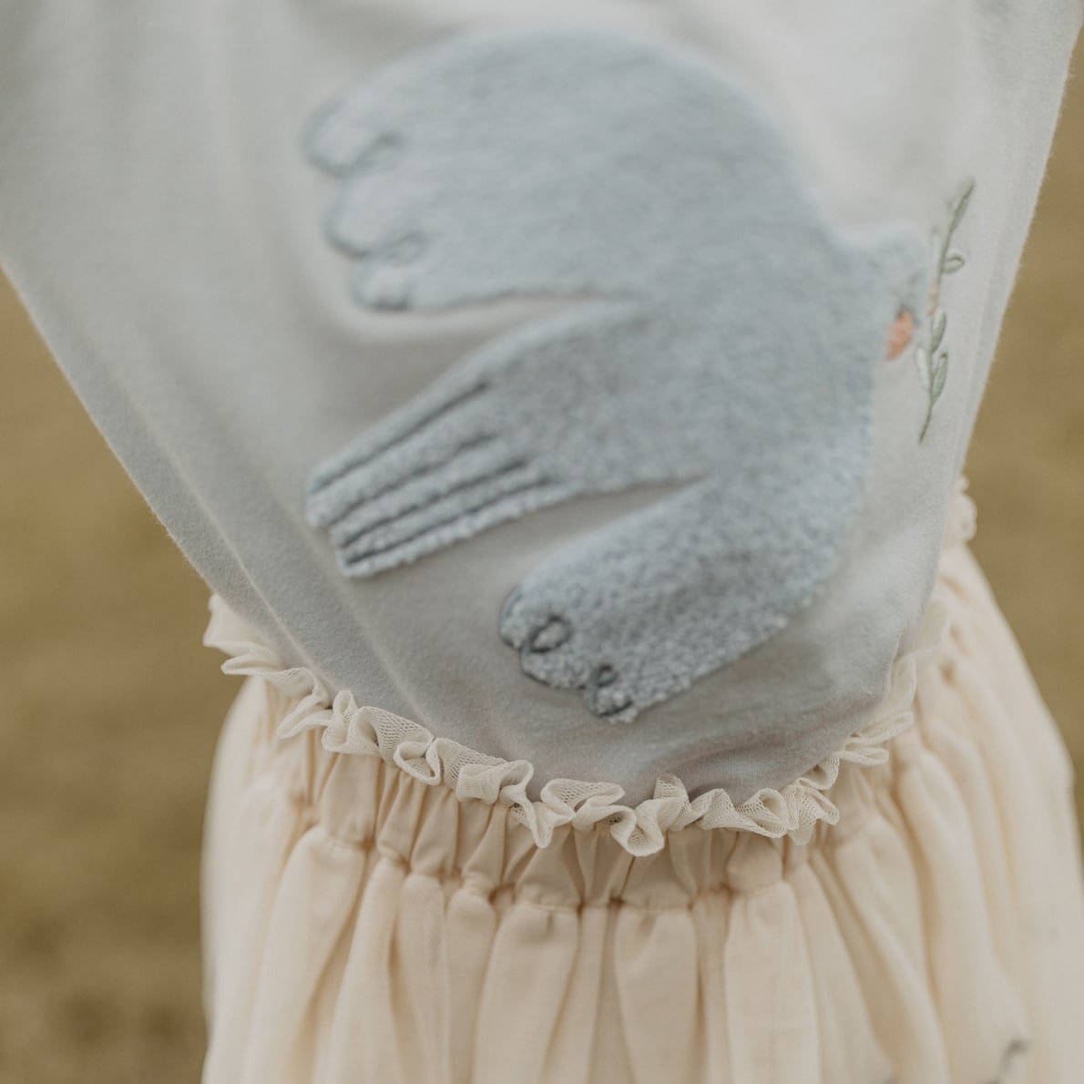 Leevje Sweatshirt Bird mit Rüschensaum, clear blue 2