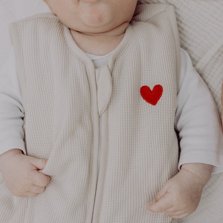 Emma & Noah x Baby Kochs Love Edition Schlafsack Essential Beige (2.5 TOG) 4