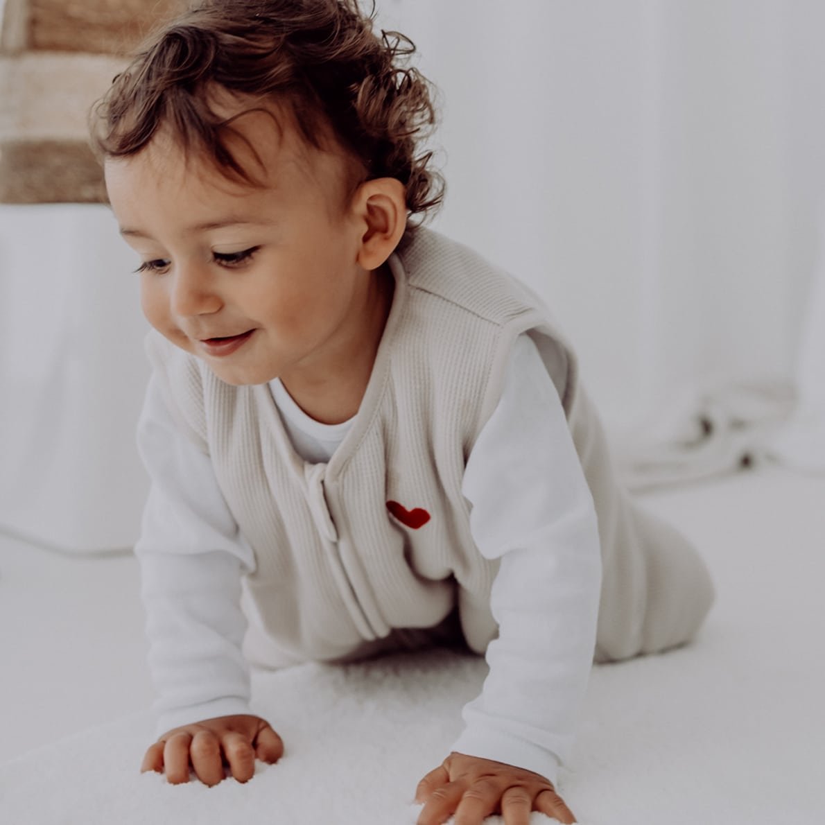 Emma & Noah x Baby Kochs Love Edition Schlafsack mit Umschlag-Füßen, Essentiell Beige (2.5 TOG) 10