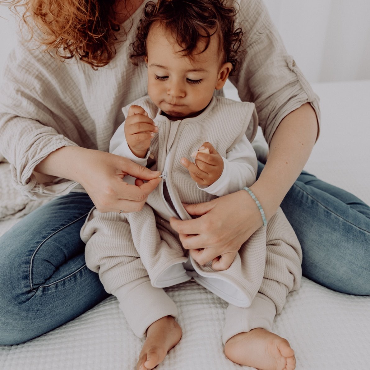 Emma & Noah x Baby Kochs Love Edition Schlafsack mit Umschlag-Füßen, Essentiell Beige (2.5 TOG) 11