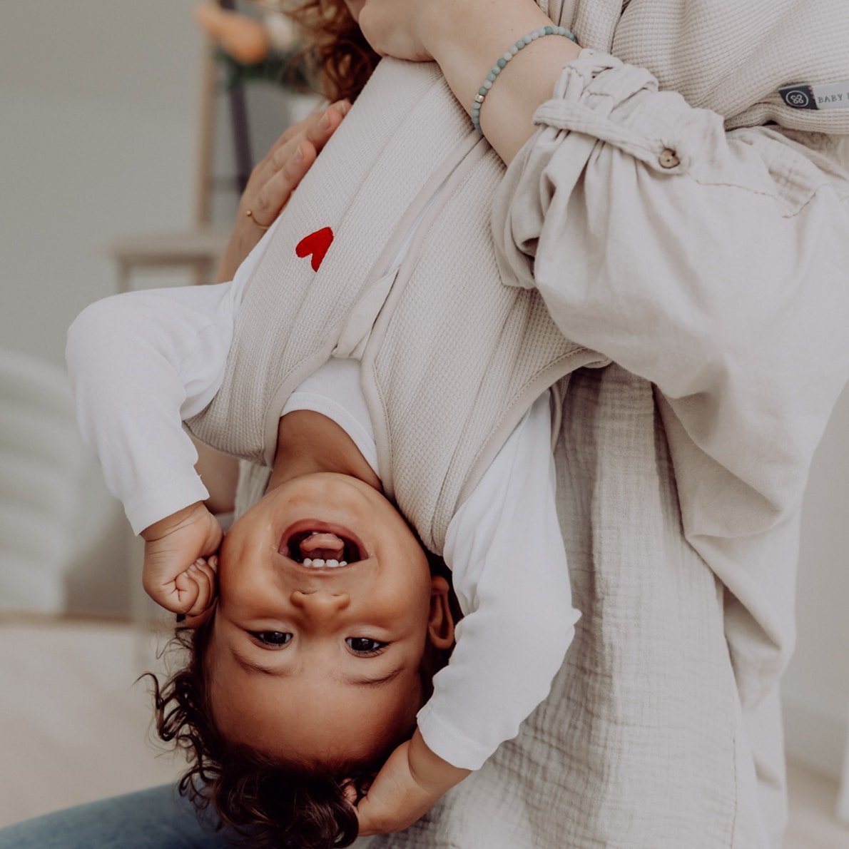 Emma & Noah x Baby Kochs Love Edition Schlafsack mit Umschlag-Füßen, Essentiell Beige (2.5 TOG) 2