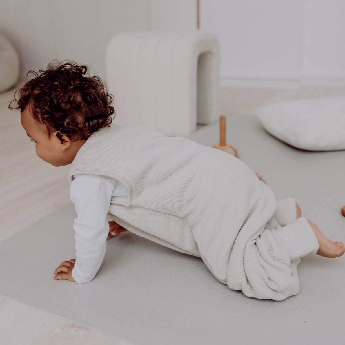 Emma & Noah x Baby Kochs Love Edition Schlafsack mit Umschlag-Füßen, Essentiell Beige (2.5 TOG) 4