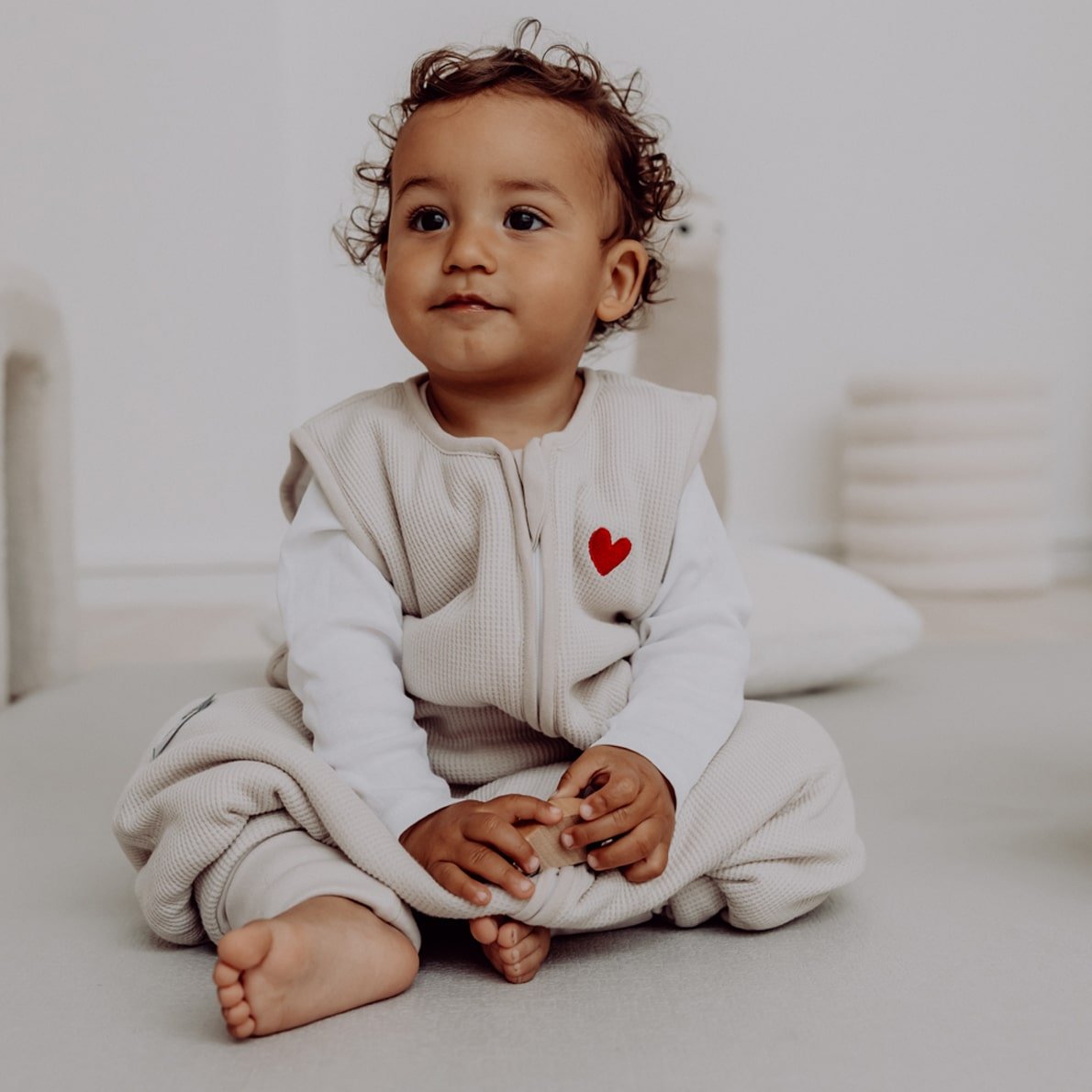 Emma & Noah x Baby Kochs Love Edition Schlafsack mit Umschlag-Füßen, Essentiell Beige (2.5 TOG) 6