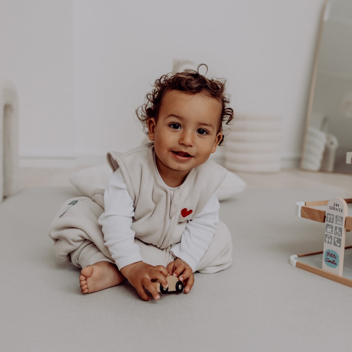 Emma & Noah x Baby Kochs Love Edition Schlafsack mit Umschlag-Füßen, Essentiell Beige (2.5 TOG) 7