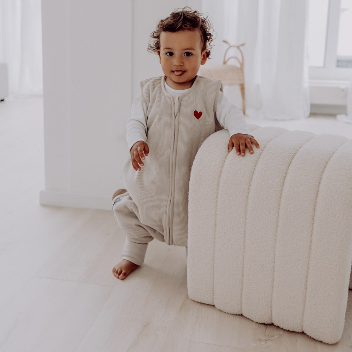 Emma & Noah x Baby Kochs Love Edition Schlafsack mit Umschlag-Füßen, Essentiell Beige (2.5 TOG)