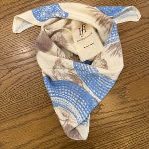 Friendly Hunting Triangle Schal small - Print Garden Eden, light blue/ivory