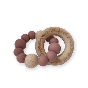 Chewies & more Beißring/Rassel Gravur Leaf, Blush