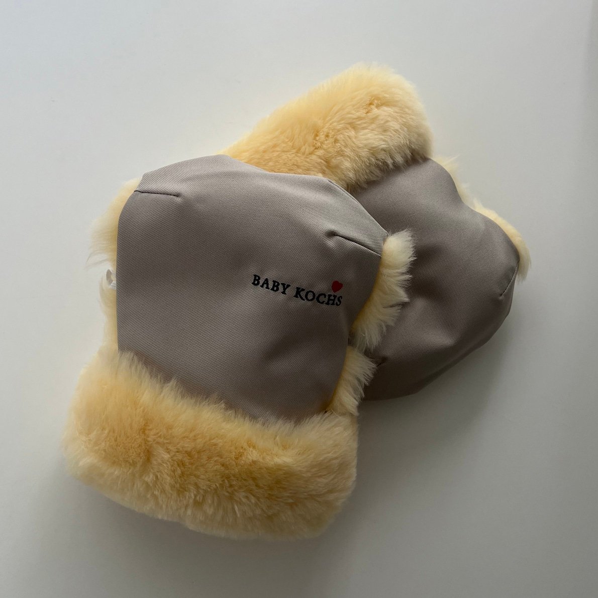Hofbrucker x Baby Kochs Love Lammfell-Handschuhe für den Kinderwagen, beige