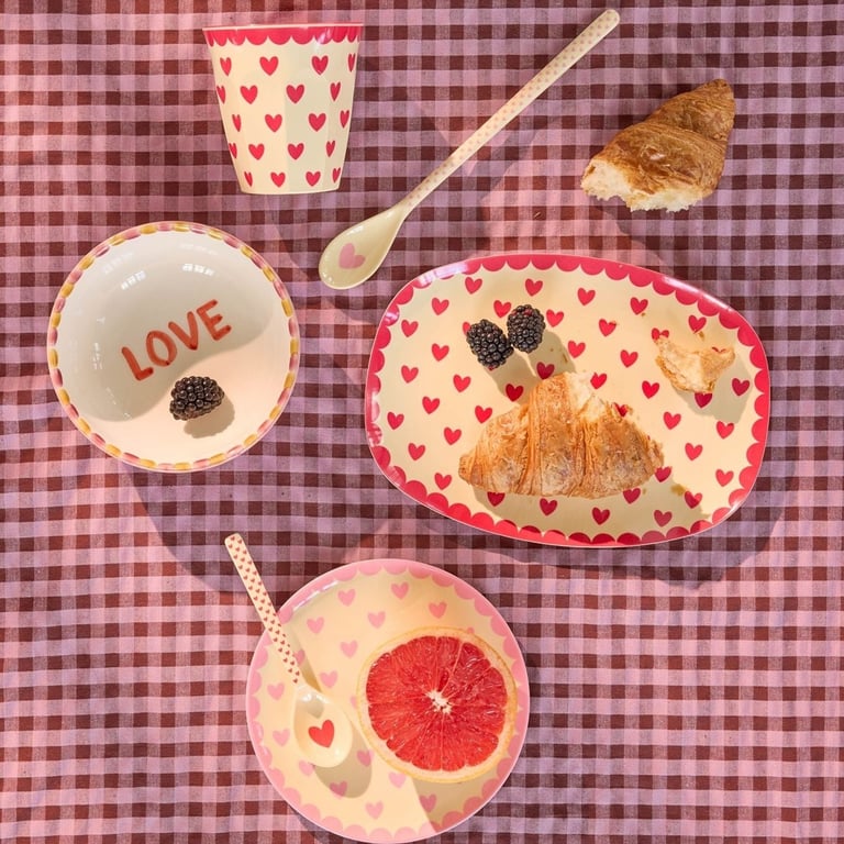 Rice Kleiner rechteckiger Beilagenteller Favorite Hearts Print, rosa 1